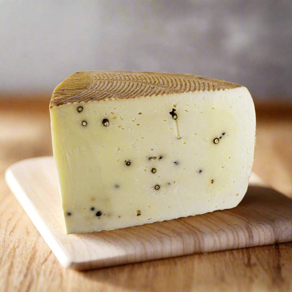 Pecorino Stagionato con Pepe - ovčí zrající tvrdý sýr s pepřem (od 100g)